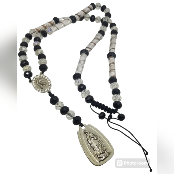 VINTAGE  BLACK & CRYSTAL GLASS BEAD & SILVERTONE SAINT PENDANTS ROSARY NECKLACE - Picture 3 of 8